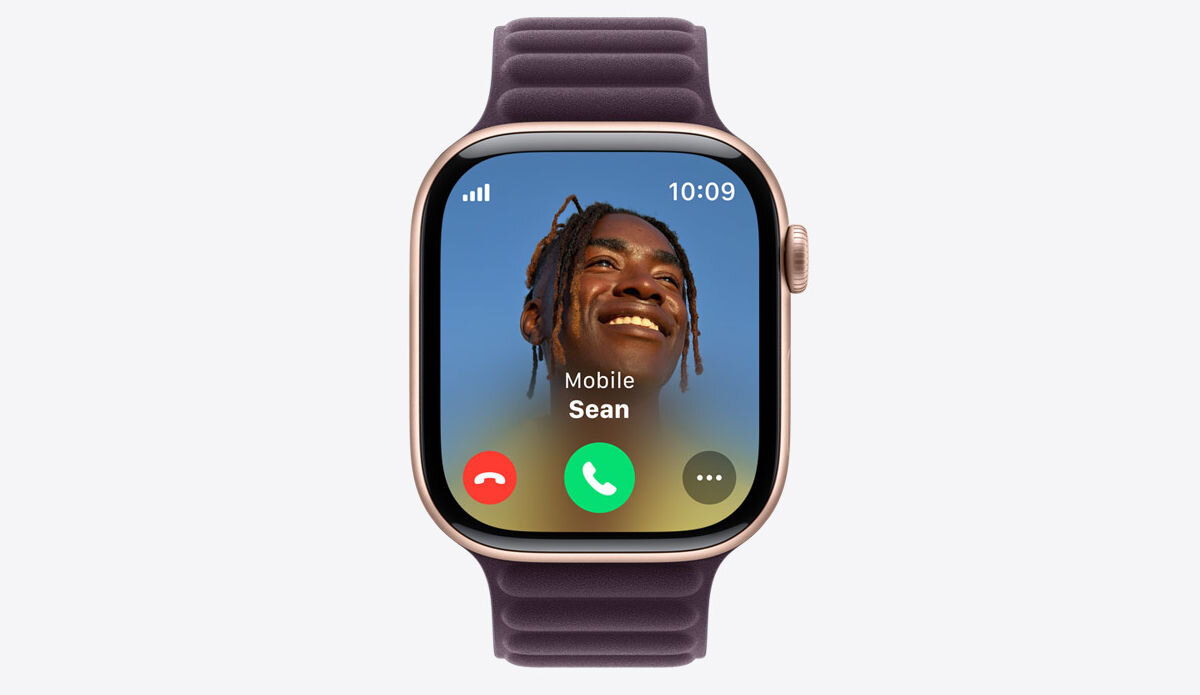 Smartwatch z wyświetlaczem pokazującym połączenie przychodzące od \'Mobile Sean\', z przyciskami do odbierania i odrzucania połączenia. Koperta zegarka jest w kolorze onyksowym, a pasek sportowy jest czarny.