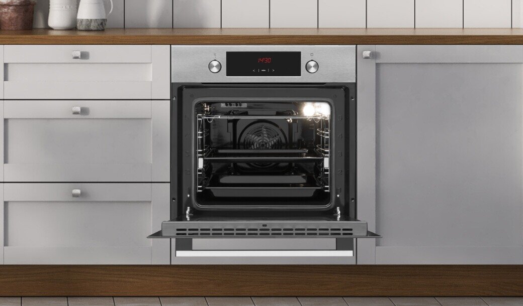 Otwarty piekarnik w zabudowie kuchennej z wyświetlaczem pokazującym godzinę 19:20. Wnętrze piekarnika jest oświetlone, a na drzwiach widoczne są dwa pokrętła.