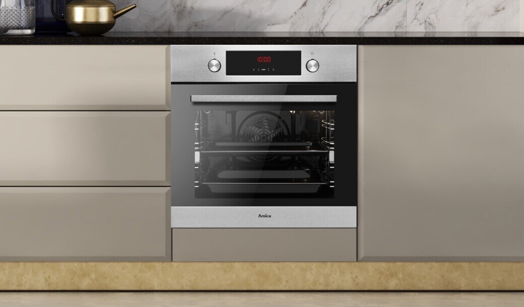 Piekarnik elektryczny w kolorze inox wbudowany w szafkę kuchenną, z wyświetlaczem cyfrowym pokazującym \'12:00\'. Na froncie widoczne jest logo \'Amica\'.