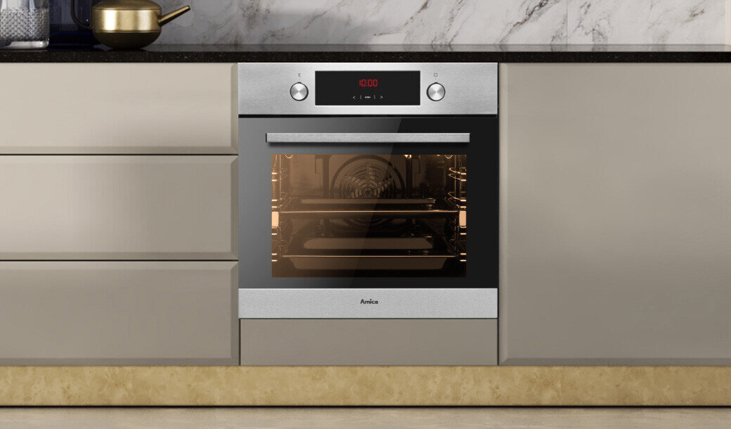 Piekarnik w zabudowie kuchennej z widocznym panelem sterowania i wyświetlaczem pokazującym \'12:00\'. Drzwi piekarnika są przeszklone, a wewnątrz widać ruszt i blachę do pieczenia.