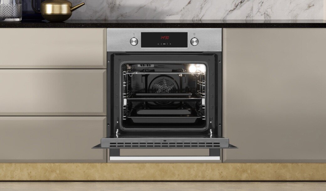 Otwarty piekarnik w zabudowie kuchennej z wyświetlaczem pokazującym \'14:20\'. Wnętrze piekarnika jest oświetlone, a na drzwiach widoczne są przyciski sterujące.