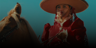 Osoba w czerwonym stroju i dużym kapeluszu siedzi na koniu. Tło jest jasnoniebieskie.