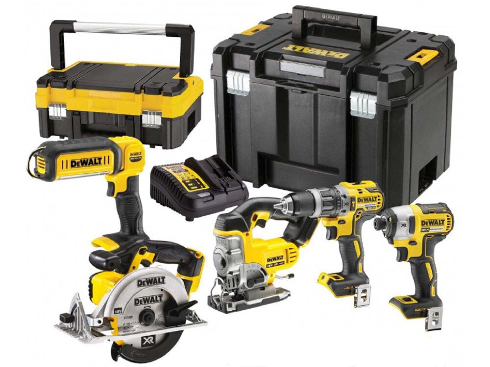 Na obrazie widoczny jest zestaw elektronarzędzi w kolorach żółtym i czarnym, w tym wiertarka, piła tarczowa, wyrzynarka, wkrętarka oraz ładowarka. W tle znajdują się dwie skrzynki narzędziowe z logo \'DEWALT\'.
