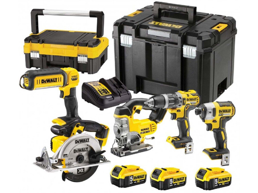 Na obrazie widoczny jest zestaw elektronarzędzi w kolorach żółtym i czarnym, w tym wiertarki, piła tarczowa, ładowarka oraz akumulatory. Na narzędziach i skrzynkach znajduje się logo \'DEWALT\'.