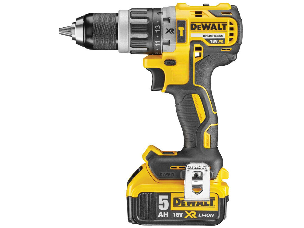 Wiertarko-wkrętarka DEWALT w kolorze żółto-czarnym z widocznym logo \'DEWALT\' oraz oznaczeniami \'18V XR\' i \'5 AH XR LI-ION\'. Narzędzie posiada metalowy uchwyt wiertarski i ergonomiczny uchwyt z gumowymi wstawkami.