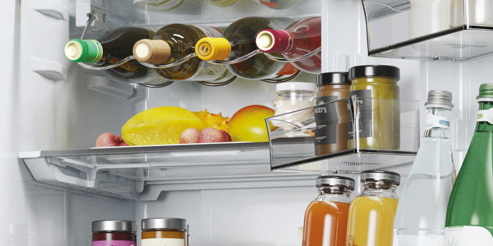 Wnętrze lodówki z widocznymi półkami, na których znajdują się butelki wina, słoiki z przetworami oraz butelki z napojami. W tle widoczne są owoce, w tym cytryny i brzoskwinie.