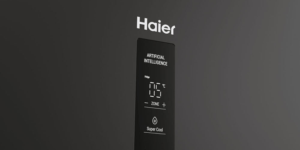 Czarna powierzchnia lodówki z wyświetlaczem pokazującym temperaturę 05°C oraz napisy: \'Haier\', \'ARTIFICIAL INTELLIGENCE\', \'Fridge\', \'ZONE\', \'Super Cool\'.