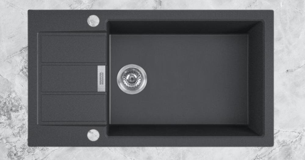 Czarny zlewozmywak jednokomorowy z ociekaczem, posiada okrągły odpływ i prostokątną komorę. Na ociekaczu widoczne jest logo \'FRANKE\'.