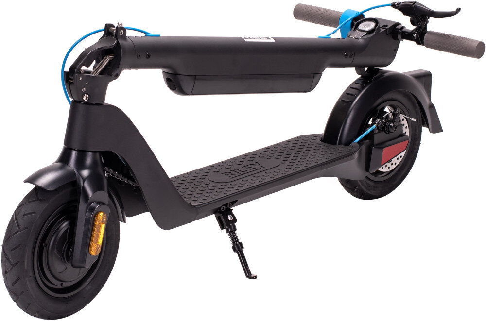 Czarna hulajnoga elektryczna z dużymi kołami i antypoślizgową platformą. Na kierownicy widoczne są szare uchwyty i wyświetlacz, a na ramie napis \'RILEY\'.