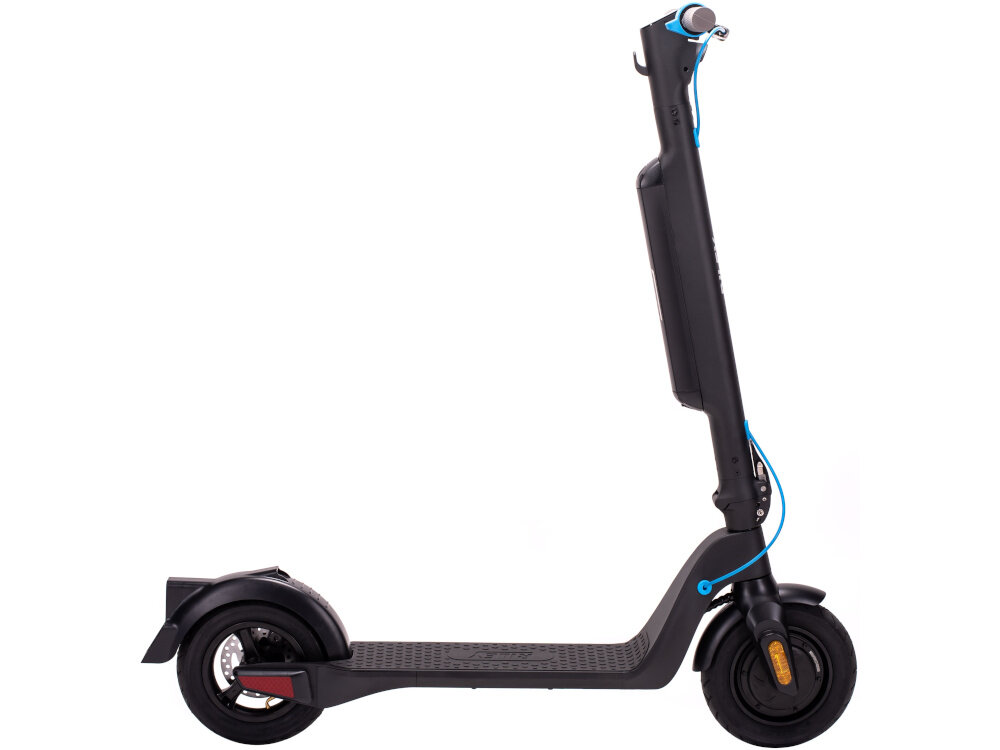 Czarna hulajnoga elektryczna z dużymi kołami i niebieskimi akcentami na kierownicy oraz przy przednim kole. Posiada solidną konstrukcję z widocznym miejscem na baterię na pionowej części ramy.