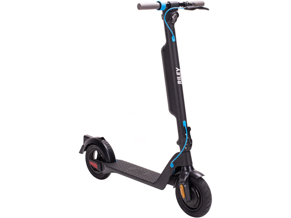 Czarna hulajnoga elektryczna z widocznym logo \'RILEY\' na pionowej części kierownicy. Posiada duże koła i niebieskie akcenty na konstrukcji.