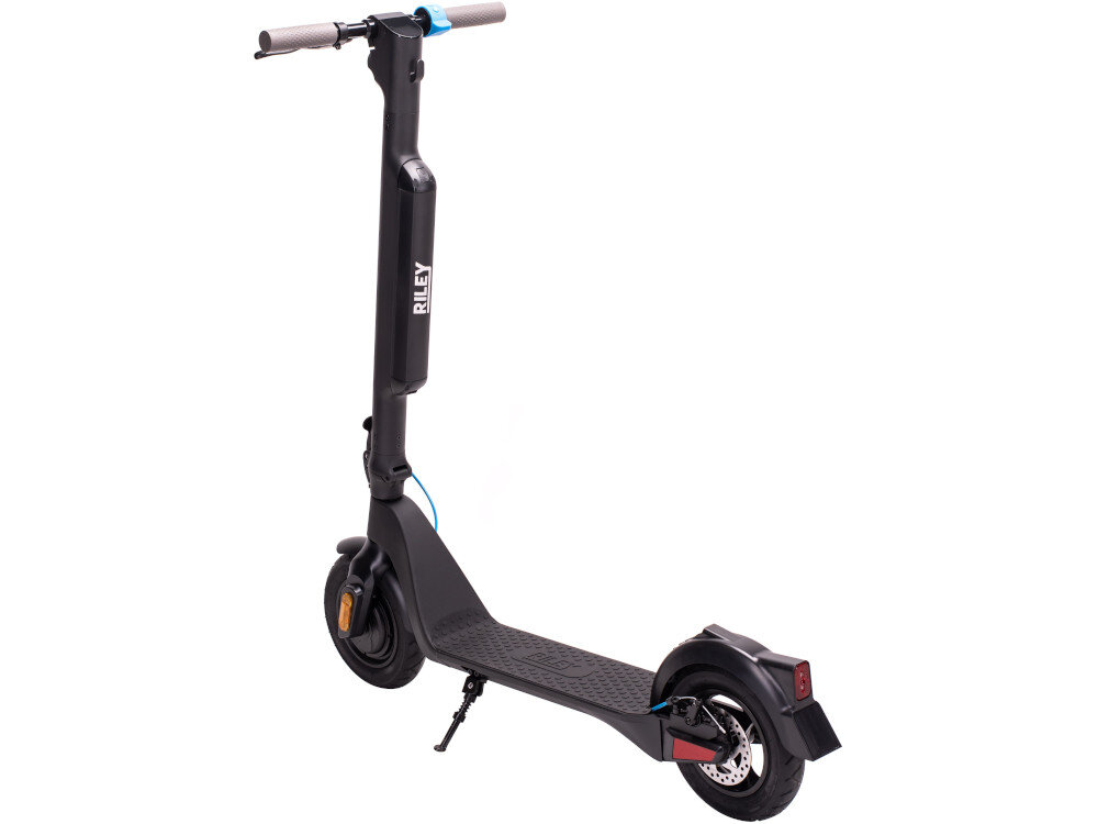 Czarna hulajnoga elektryczna z logo \'RILEY\' na pionowej części kierownicy. Posiada duże koła, stojak i tylne światło odblaskowe.