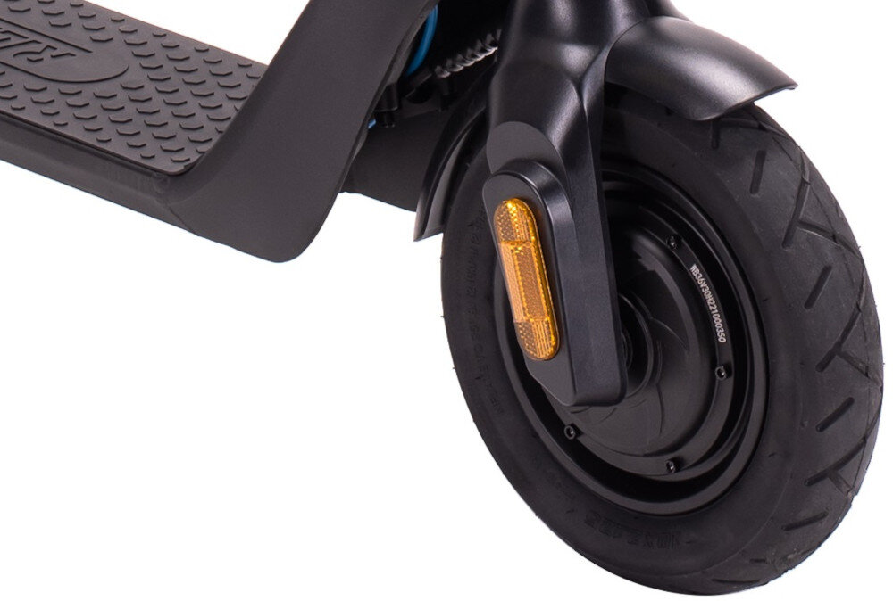 Czarny przedni błotnik i koło hulajnogi elektrycznej z widocznym pomarańczowym odblaskiem. Opona ma wyraźny bieżnik, a podest hulajnogi posiada teksturowaną powierzchnię.