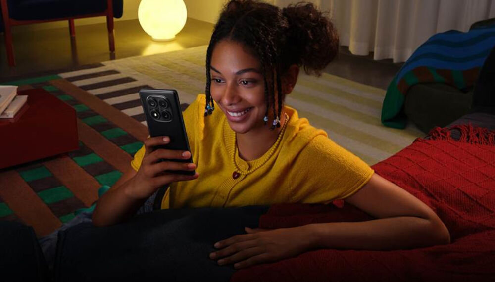 Smartfon XIAOMI Redmi Note 14 Pro 8/256GB 6.67 cali 120Hz Czarny dziewczyna siedząca w pokoju i korzystająca ze smartfona wydajność inteligencja asystent Google Gemini usługi Google wszechstronność dostęp do ulubionych narzędzi