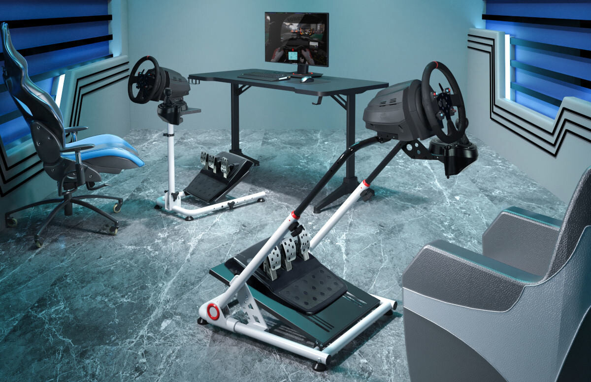 Pomieszczenie z marmurową podłogą, w którym znajdują się dwa stojaki pod kierownicę z pedałami oraz biurko z monitorem. W tle widoczny jest fotel gamingowy i ściany z niebieskimi elementami dekoracyjnymi.