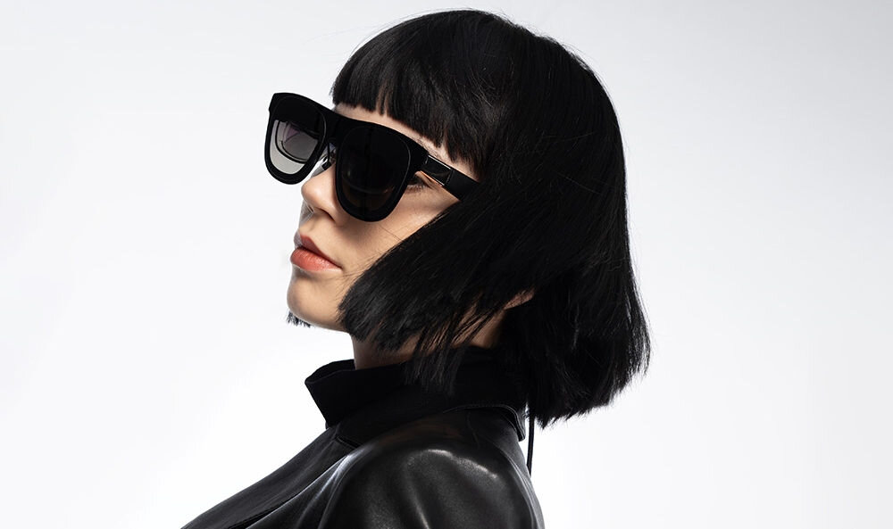 Okulary XREAL One Czarny prezentacja okularów założonych na kobiecie stojącej na jasnym tle