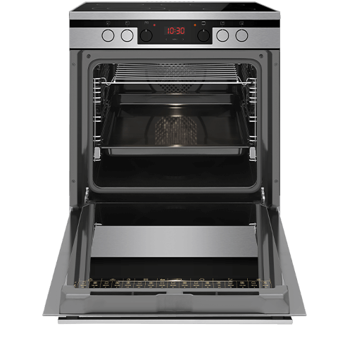 Otwarty piekarnik z widocznymi dwoma rusztami i blachą do pieczenia. Na panelu sterowania wyświetlacz pokazuje godzinę 10:30 oraz znajdują się cztery pokrętła.