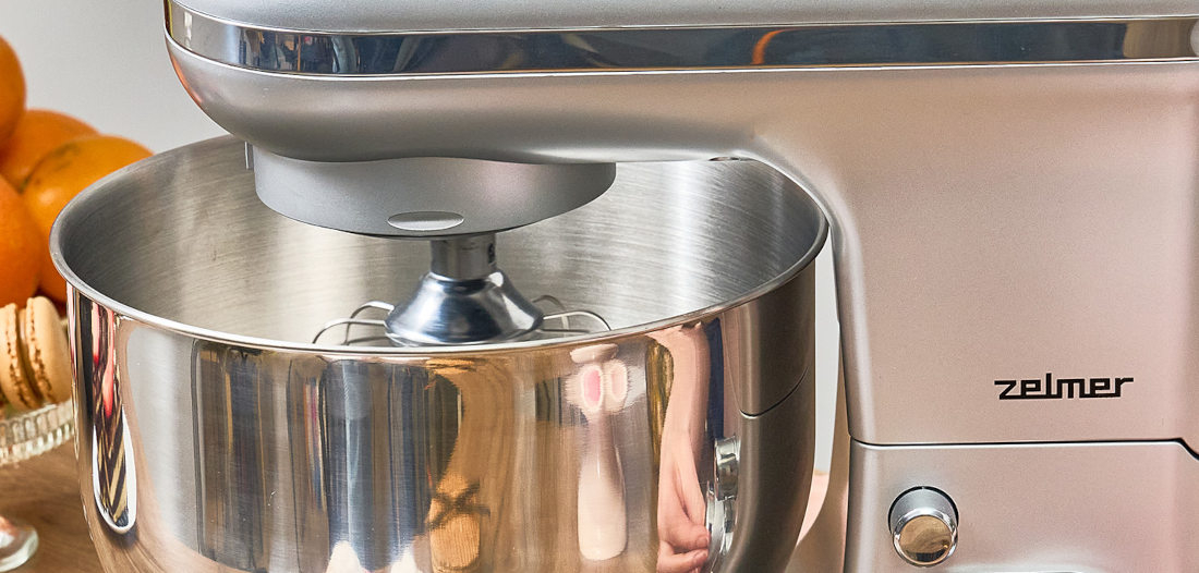 Na zdjęciu widoczny jest robot planetarny z metalową misą. Na obudowie znajduje się logo \'zelmer\'.