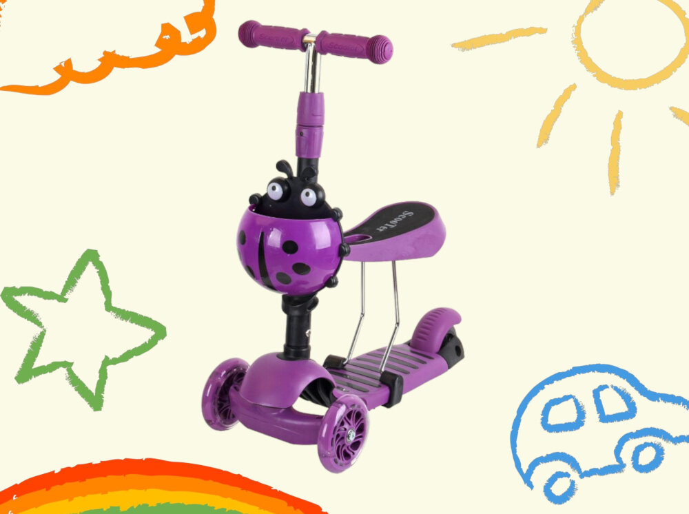 Fioletowa hulajnoga dla dzieci z motywem biedronki na przodzie. W tle znajdują się kolorowe rysunki chmurki, gwiazdy, słońca, tęczy i samochodu.