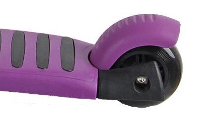 Fragment fioletowej hulajnogi z czarnymi elementami, widoczna część koła i podestu z antypoślizgowymi paskami.