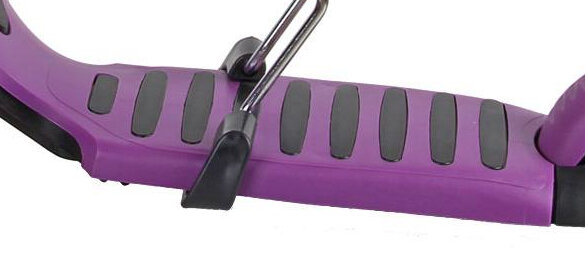 Fioletowa hulajnoga z czarnymi elementami na podeście i metalową podpórką. Widoczna jest część konstrukcji bez widocznych napisów lub logo.