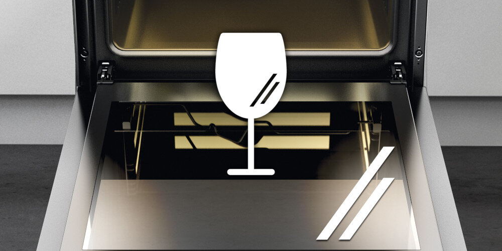 Wnętrze piekarnika z otwartymi drzwiczkami, na których widoczny jest symbol kieliszka i dwie linie. W tle widać elementy grzewcze piekarnika.