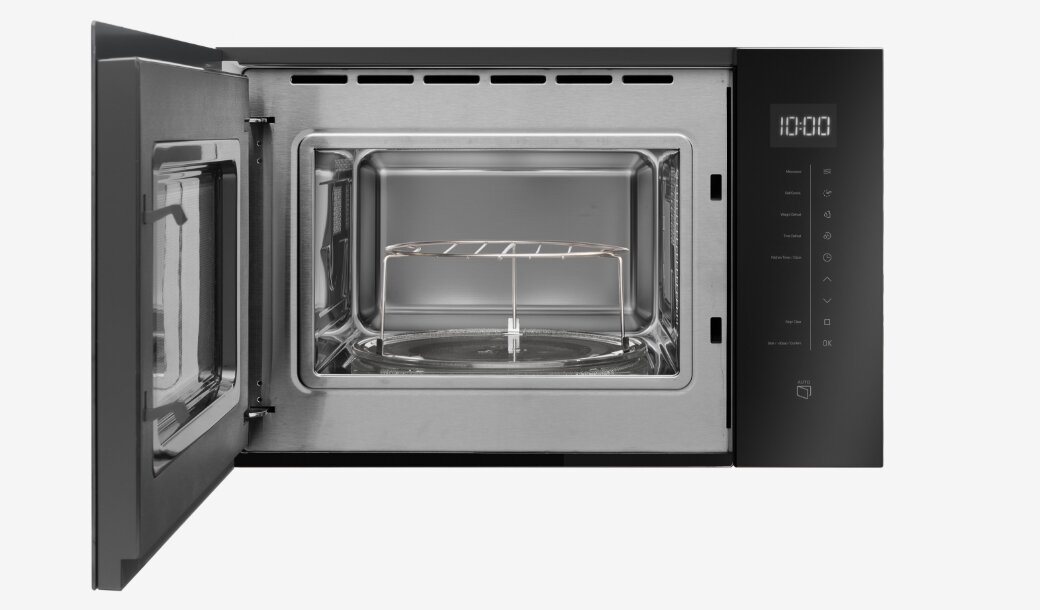 Otwarta kuchenka mikrofalowa z widocznym wnętrzem, w środku znajduje się szklany talerz i metalowy ruszt. Na panelu dotykowym wyświetlacz pokazuje godzinę 10:00.