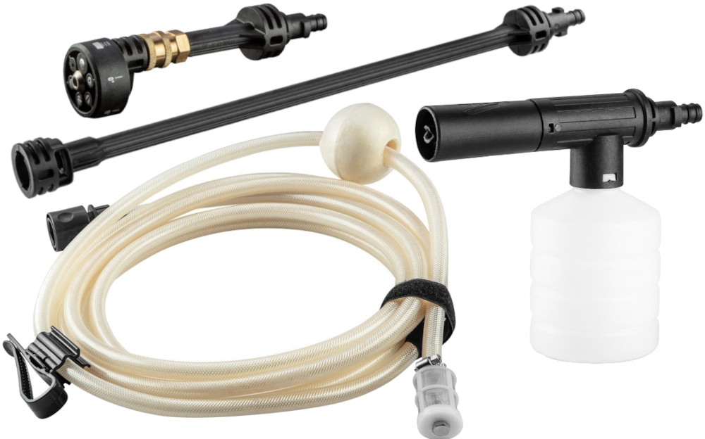 Na obrazie widoczne są akcesoria do myjki ciśnieniowej, w tym wąż, dysze i pojemnik na detergent. Elementy są w kolorach czarnym i białym.