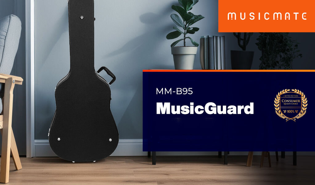Na podłodze stoi czarny pokrowiec na gitarę, obok którego znajduje się roślina w doniczce. Na prawo widoczny jest napis \'MM-B95 MusicGuard\' oraz logo \'MUSICMATE\'.