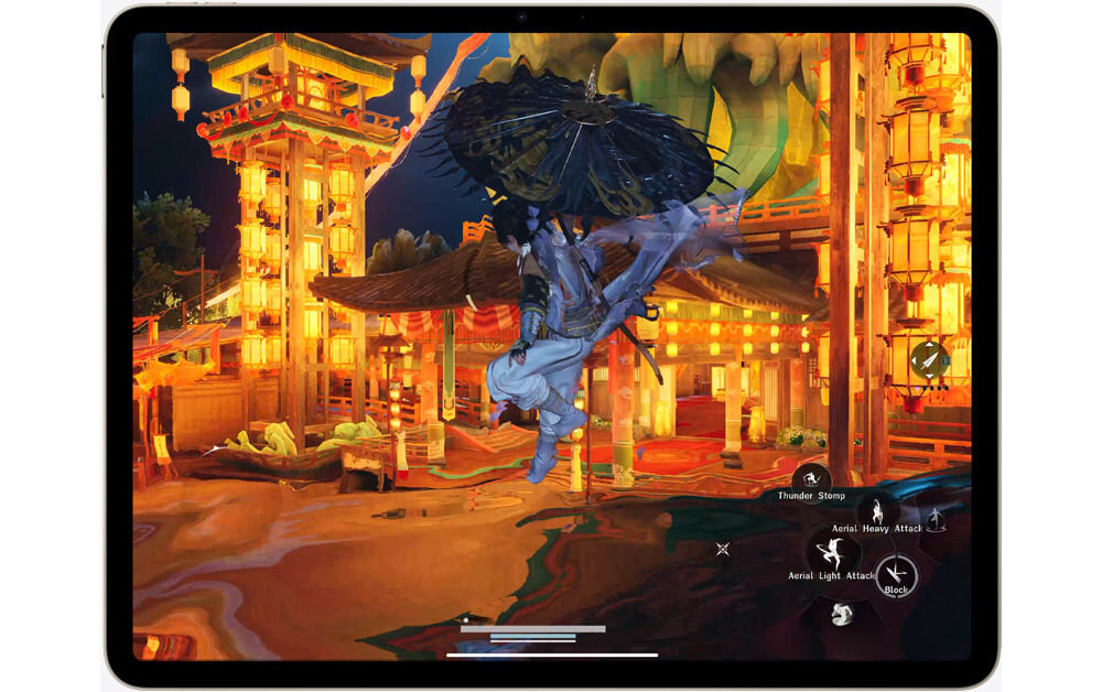 Na ekranie tabletu wyświetlana jest dynamiczna scena z gry, przedstawiająca postać w akcji na tle kolorowej architektury z lampionami. W prawym dolnym rogu widoczne są ikony sterowania grą.