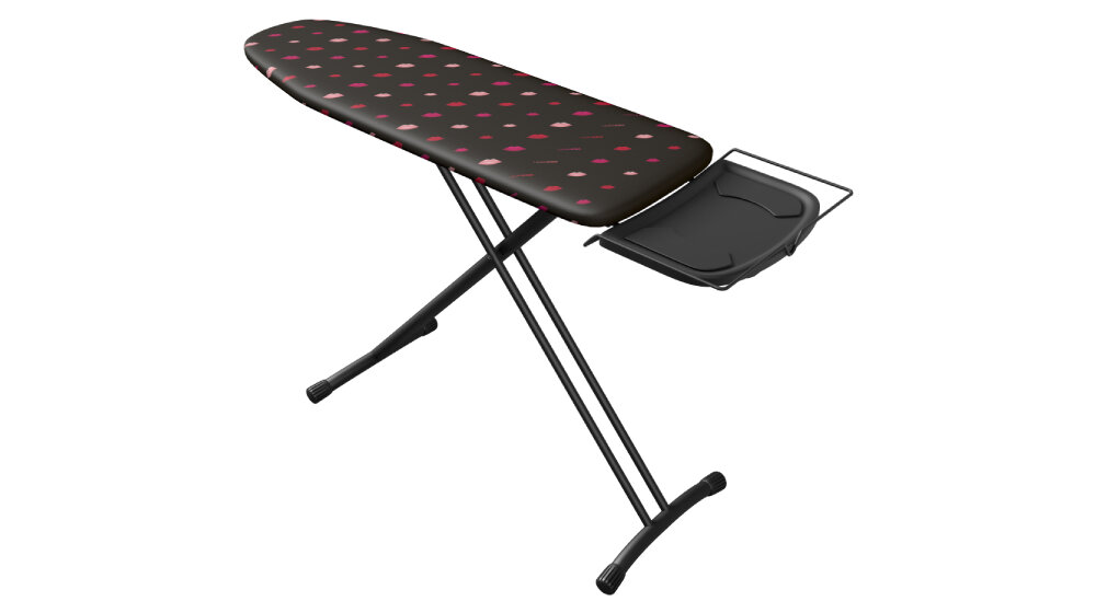 Deska do prasowania z czarnym pokrowcem w różowe kropki, posiada metalowy stelaż i półkę na żelazko.