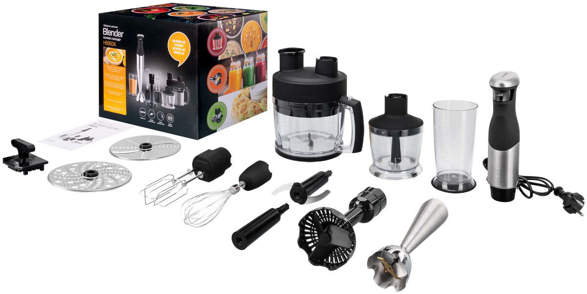Na obrazie znajduje się zestaw blendera z różnymi akcesoriami, w tym pojemniki, końcówki miksujące, trzepaczka i tarcze do krojenia. W tle widoczne jest pudełko z napisem \'Blender GÖTZE & JENSEN HB950K\'.
