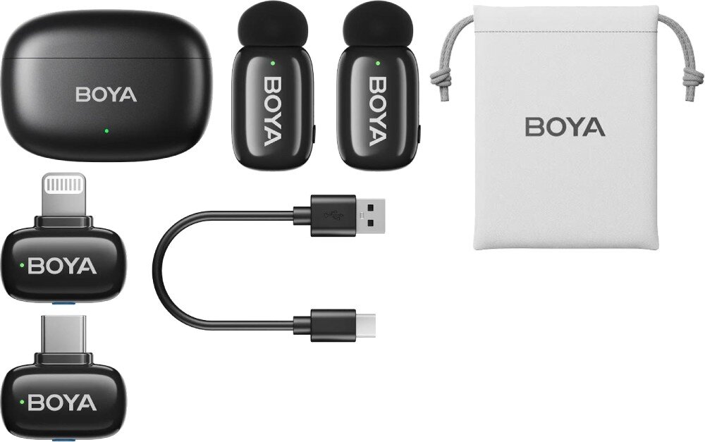 Na obrazie znajduje się zestaw systemu bezprzewodowego BOYA, w tym etui ładujące, dwa mikrofony, dwa odbiorniki, kabel USB oraz woreczek z logo BOYA.
