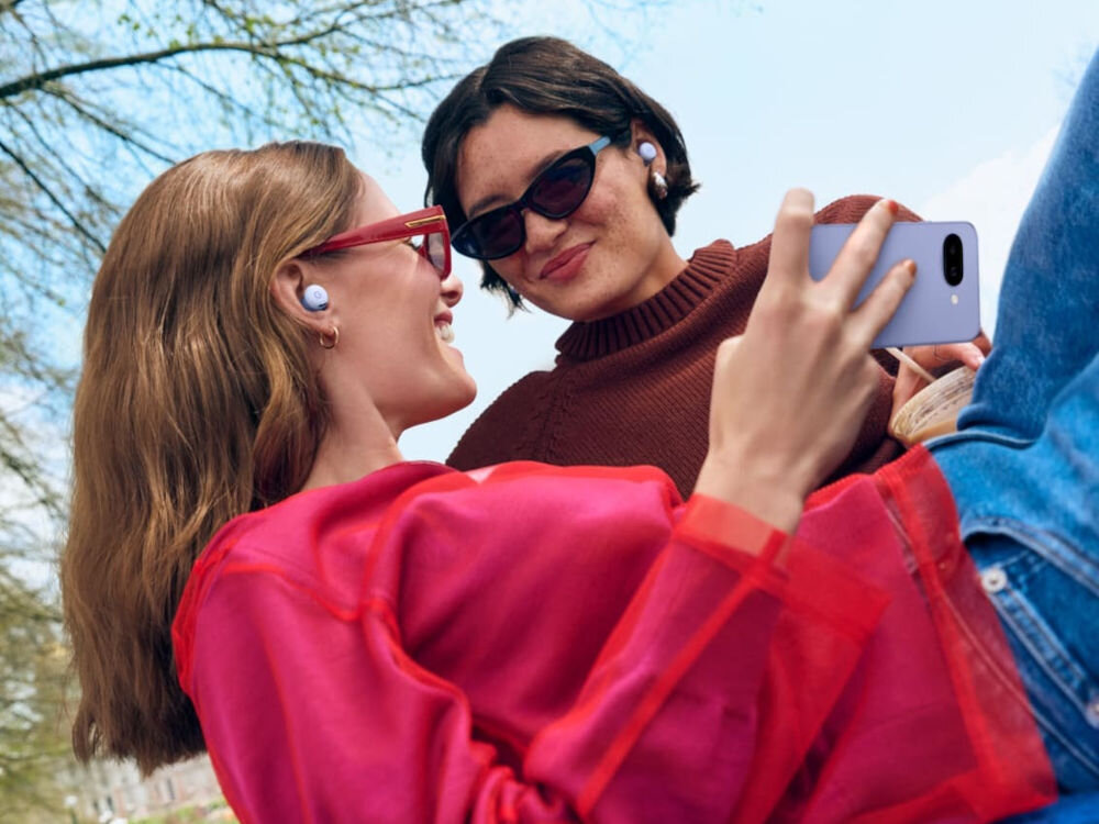 Słuchawki dokanałowe GOOGLE Pixel Buds 2a ANC dwie osoby w słuchawkach szybkie połączenie funkcja szybkiego parowania