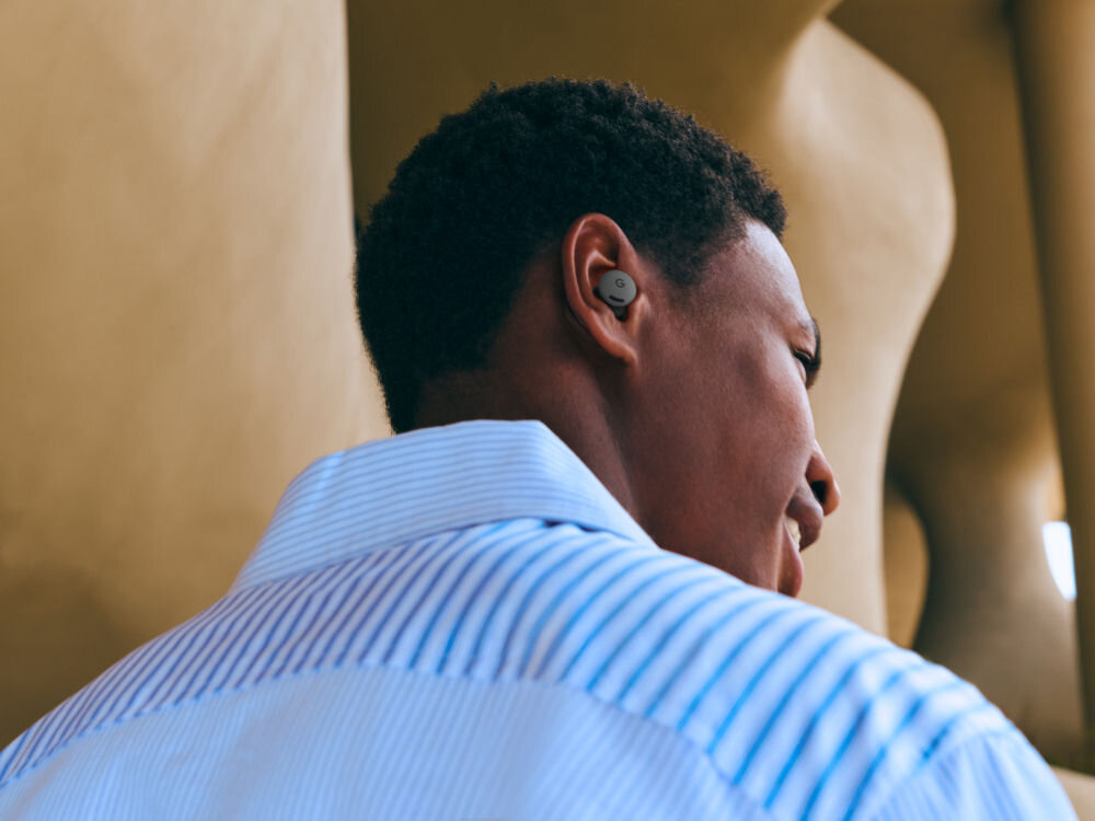 Słuchawki dokanałowe GOOGLE Pixel Buds 2a ANC uśmiechnięta osoba w słuchawkach materiały z recyklingu opakowanie bez plastiku wymienna bateria w etui