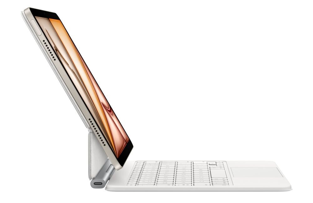 Białe etui z klawiaturą do iPada Air, z widocznym tabletem zamocowanym w pozycji stojącej. Klawiatura posiada wyraźnie zaznaczone klawisze i touchpad.