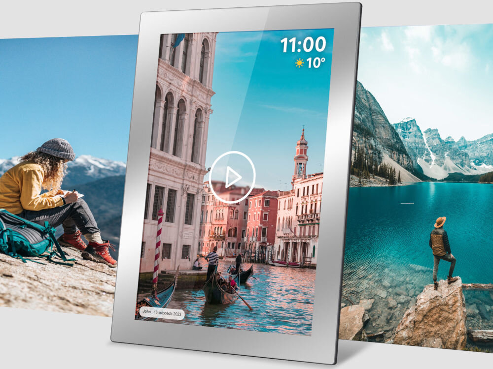 Ramka cyfrowa wyświetla zdjęcie z kanałem wodnym i gondolą, z widocznym zegarem 11:00 i temperaturą 10°C. W tle widać osobę siedzącą na skale oraz osobę stojącą nad jeziorem w górach.