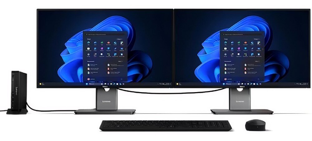 Komputer LENOVO ThinkCentre M70Q Gen 6 Stanowisko komputerowe z dwoma monitorami, klawiaturą, myszą i małym komputerem w podstawce pionowej, połączonym kablami z resztą zestawu