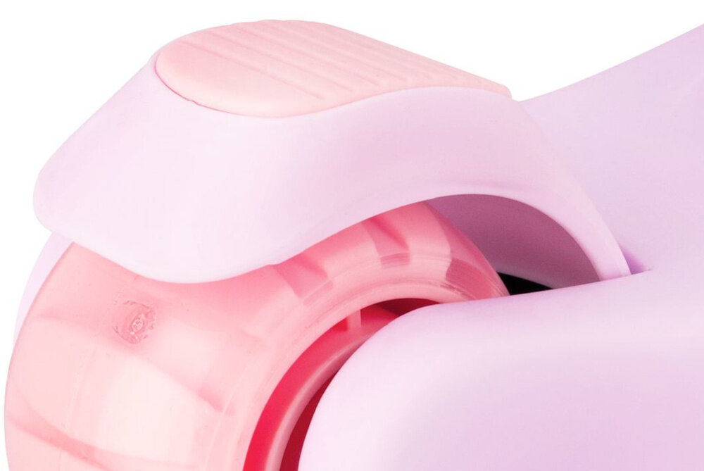 Zbliżenie na różowe koło hulajnogi z plastikową osłoną w jasnoróżowym kolorze. Koło ma przezroczysty wygląd z widocznymi żłobieniami.