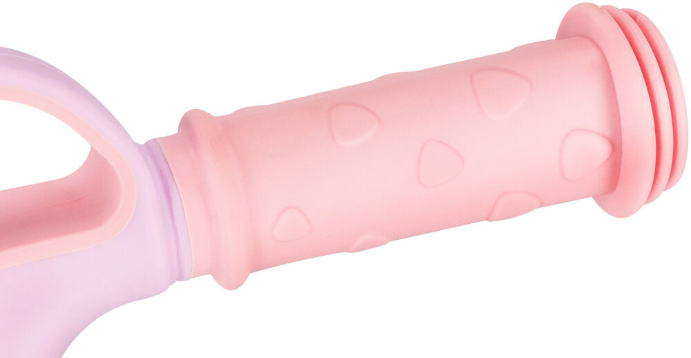 Różowy uchwyt hulajnogi z wypukłymi wzorami w kształcie serc. Uchwyt jest wykonany z tworzywa sztucznego.