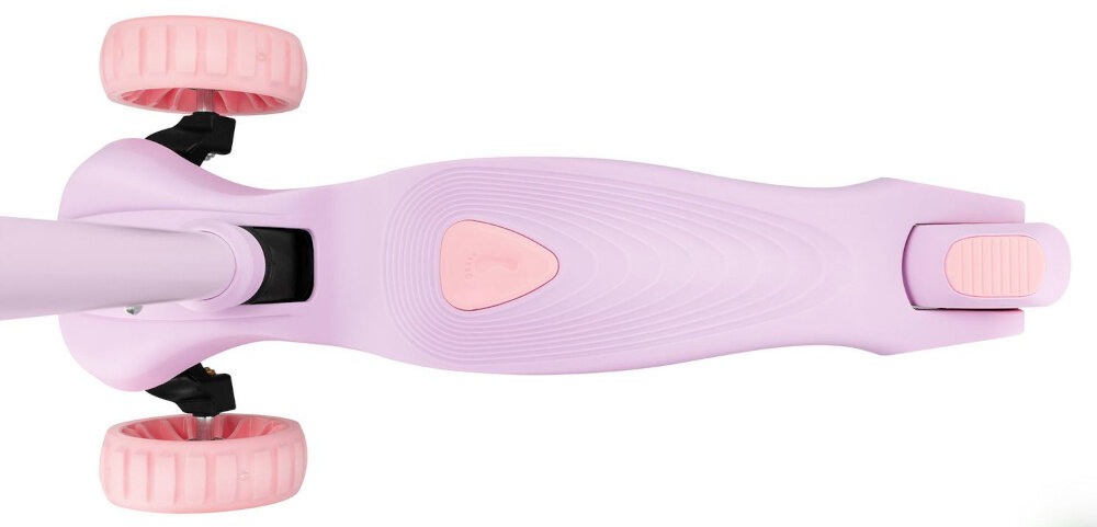 Różowa hulajnoga dziecięca z trzema kołami i antypoślizgową powierzchnią na podeście. Koła są również różowe, a konstrukcja jest prosta i nowoczesna.