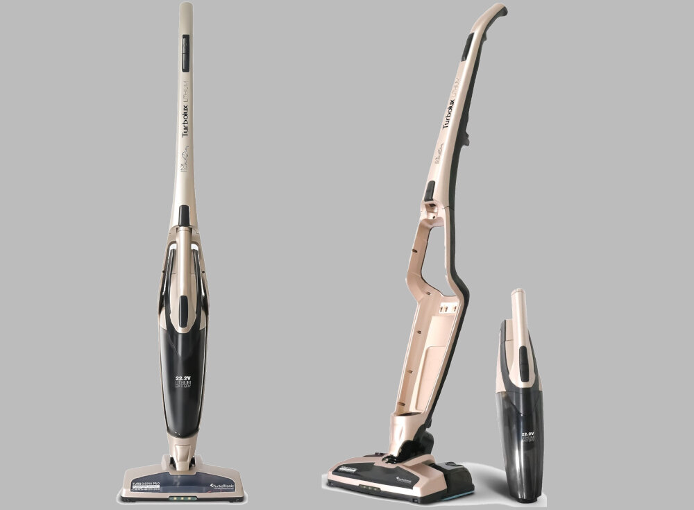 Odkurzacz pionowy w kolorze szampańskim z czarnymi elementami, widoczny w dwóch ujęciach: złożony i z odłączonym modułem ręcznym. Na odkurzaczu widoczny jest napis \'TURBOTRONIC TT-LUX 900\'.
