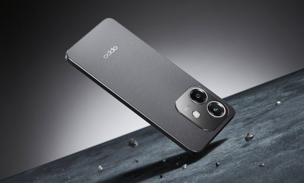 Na obrazie widoczny jest czarny smartfon z logo \'oppo\' na tylnej obudowie. Telefon ma dwa duże obiektywy aparatu umieszczone w prostokątnej wyspie.