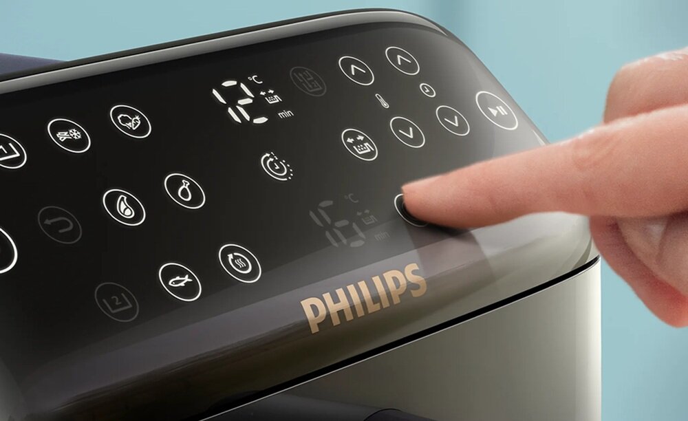 Panel sterowania frytkownicy beztłuszczowej z wyświetlaczem cyfrowym pokazującym temperaturę 12°C i czas 15 min. Widoczne logo PHILIPS oraz ikony programów automatycznych.