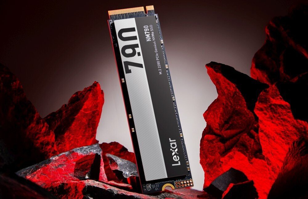 Na obrazie widoczny jest dysk SSD z napisem \'Lexar NM790\' oraz \'7.9 GB/s\'. W tle znajdują się czerwone skały oświetlone intensywnym światłem.