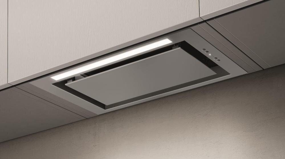 Na obrazie widoczny jest wbudowany okap kuchenny w kolorze stali nierdzewnej, zamontowany pod szafką. Okap posiada prostokątny panel i wbudowane oświetlenie LED.