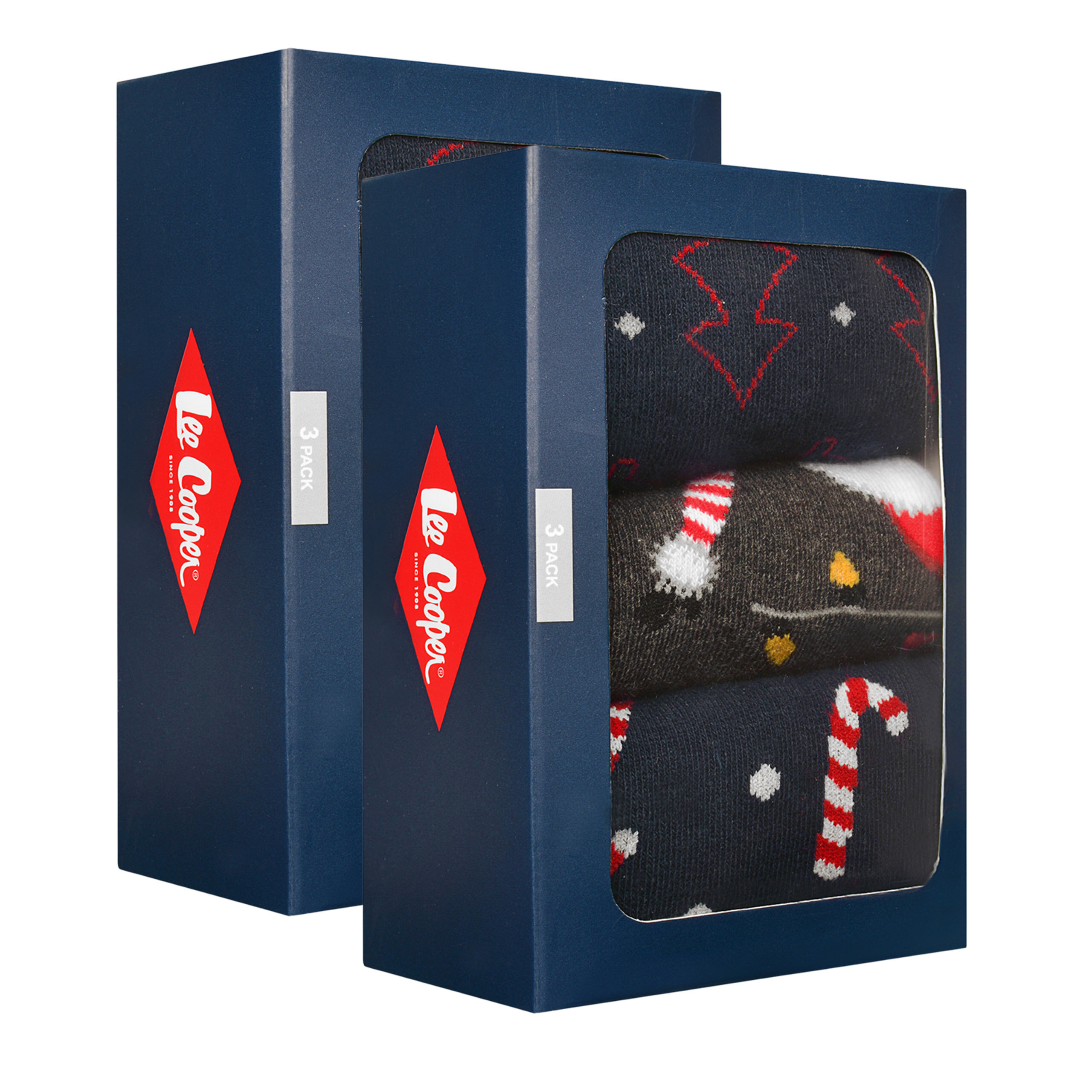 Na obrazie widoczne są dwa pudełka z napisem \'Lee Cooper\' i oznaczeniem \'3 PACK\', zawierające świąteczne skarpety z wzorami w kolorach czerwonym, białym i czarnym.