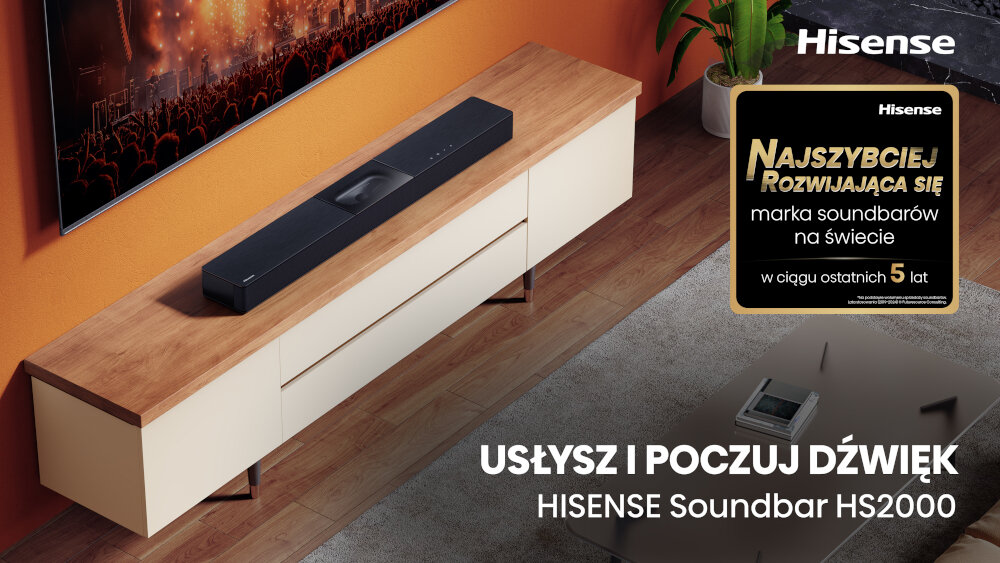 Na obrazie znajduje się czarny soundbar umieszczony na drewnianej szafce, z logo Hisense w prawym górnym rogu. Widoczny jest tekst: \'NAJSZYBCIEJ ROZWIJAJĄCA SIĘ marka soundbarów na świecie w ciągu ostatnich 5 lat\' oraz \'USŁYSZ I POCZUJ DŹWIĘK HISENSE Soundbar HS2000\'.