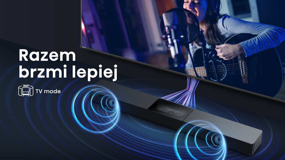 Na obrazie widoczny jest czarny soundbar z efektami dźwiękowymi, a w tle osoba grająca na gitarze i śpiewająca do mikrofonu. Tekst na obrazie: \'Razem brzmi lepiej\', \'TV mode\'.