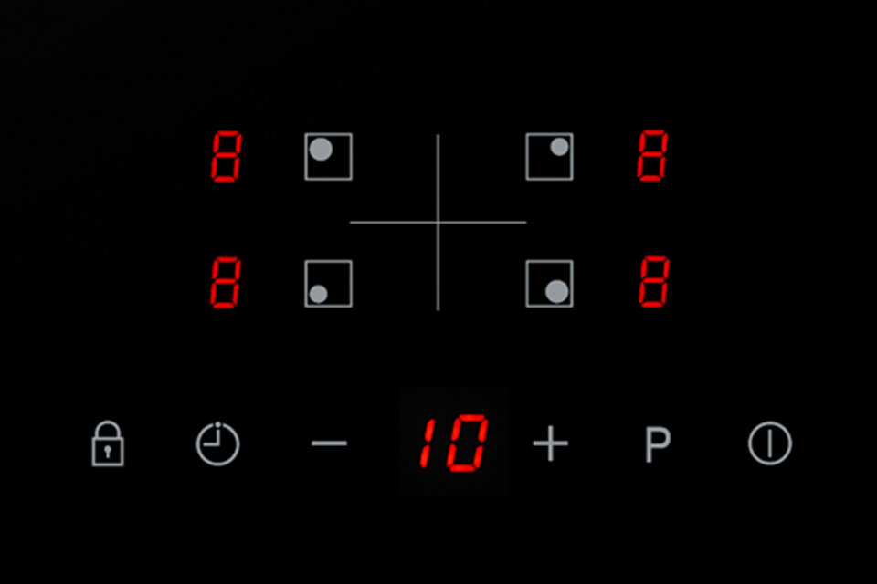 Panel sterowania płyty indukcyjnej z czerwonymi cyframi \'8\' i \'10\' oraz ikonami: kłódka, zegar, minus, plus, \'P\' i symbol włączania/wyłączania. Na środku widoczny jest krzyżyk z czterema okrągłymi wskaźnikami.